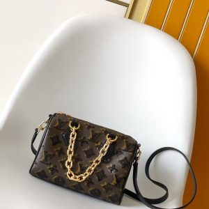 p660 Top-Tier Authentic】This Monogram Sequins version of the Speedy Bandoulière 20 handbag belongs to the LV Ski collection. Its canvas body is adorned with sparkling sequins, creating a sun-eclipse-like effect of deep, shifting light and shadow. The dazzling wide chain strap elevates its elegant style, while the leather shoulder strap allows for comfortable crossbody wear, making it an ideal choice for evening events.15 x 13 x 20.5 cm (H x W x L) D.700